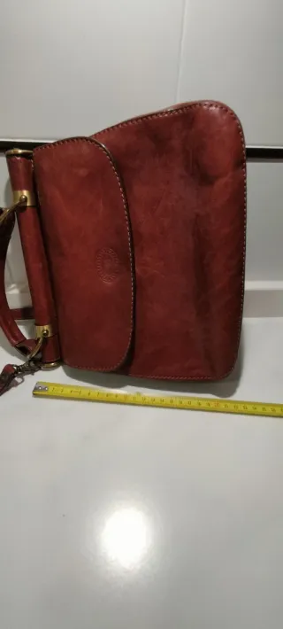 Bolso de mujer en cuero marrón con asa y bandolera