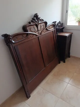 Cabezal cama y mesita noche antigua madera