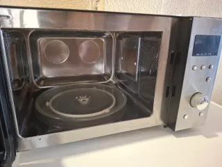 Microondas plateado y negro