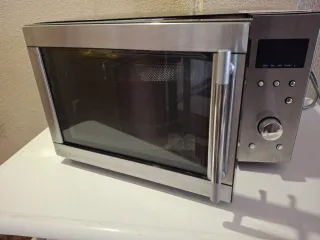 Microondas plateado y negro