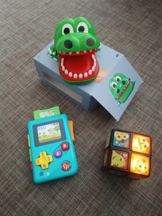Lote Juguetes Bebé: Cocodrilo, Consola y Cubo