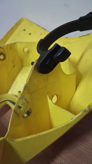 Careta suzuki drz E amarilla y blanca