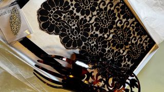 Mantilla de encaje negro, peineta, broche y cirio