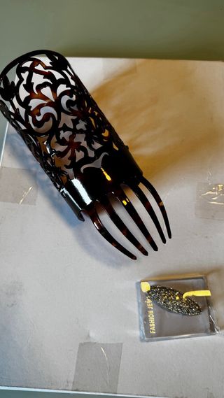 Mantilla de encaje negro, peineta, broche y cirio