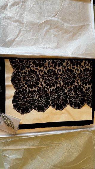 Mantilla de encaje negro, peineta, broche y cirio