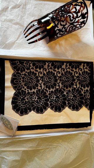 Mantilla de encaje negro, peineta, broche y cirio