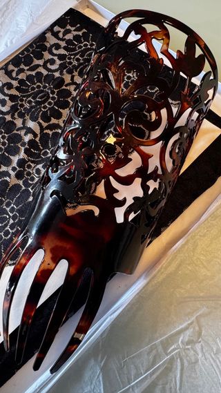 Mantilla de encaje negro, peineta, broche y cirio