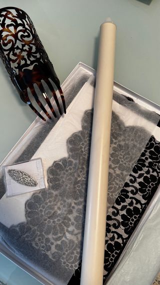 Mantilla de encaje negro, peineta, broche y cirio