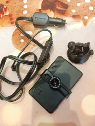 GPS Garmin Nuvi + Cargador y Soporte