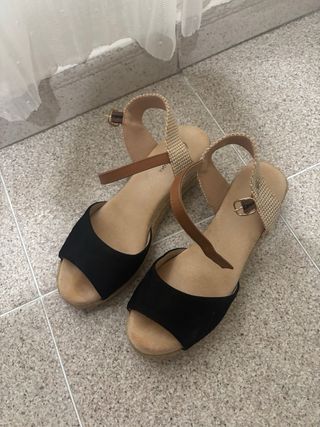 Cuñas beige y negras