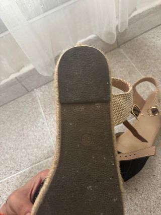 Cuñas beige y negras