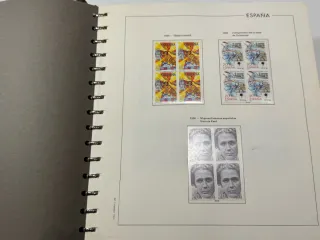 Álbum para sellos con sellos años 1990 a 1994