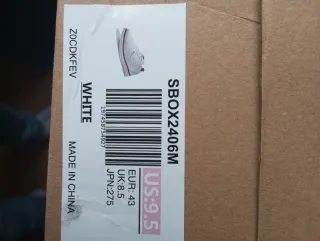 Zapatillas blancas con detalles marrones