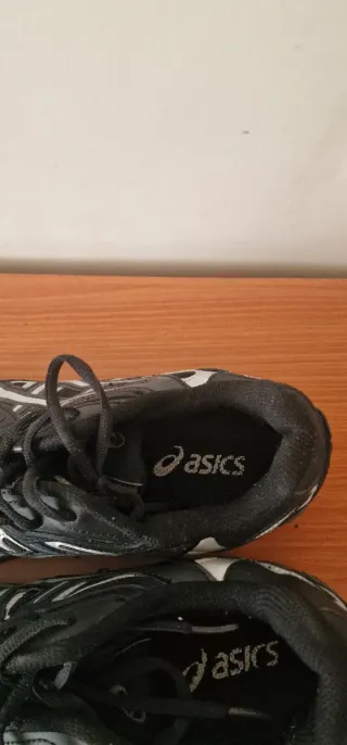 Zapatillas Asics Talla 42.5 Negras y Plateadas