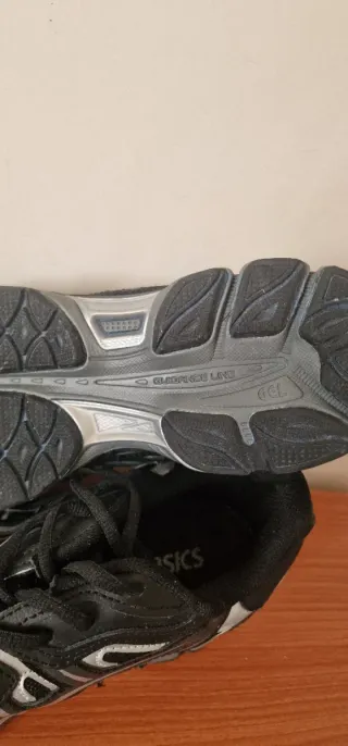 Zapatillas Asics Talla 42.5 Negras y Plateadas