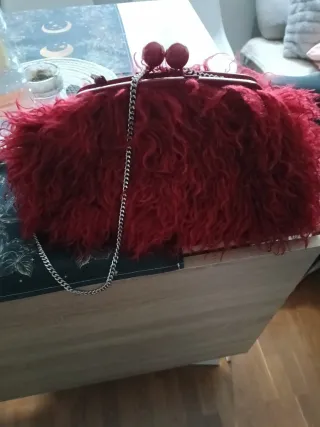 Bolso rojo peludo