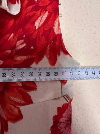 Vestido blanco con flores rojas