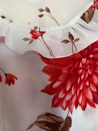 Vestido blanco con flores rojas