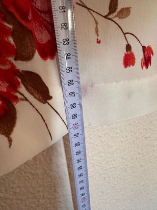 Vestido blanco con flores rojas