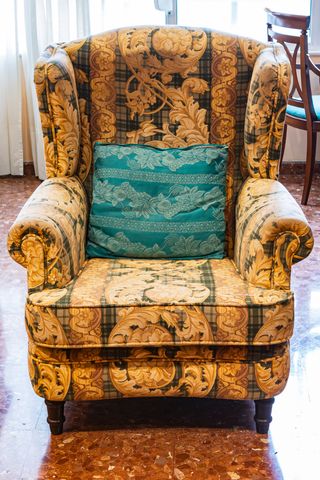 Divano orejero 2 posti + 2 poltrone + tavolo. Separati