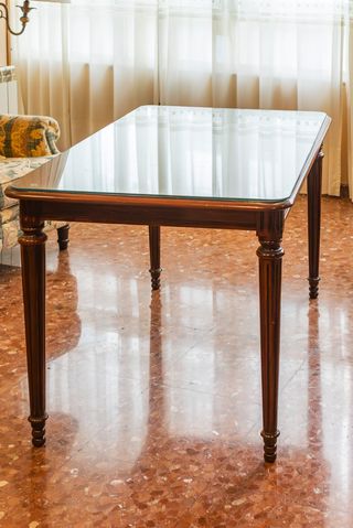 Divano orejero 2 posti + 2 poltrone + tavolo. Separati