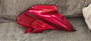 Carenado derecho Honda CB125R rojo