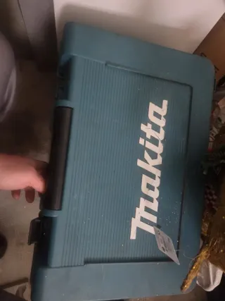 Taladro Percutor Makita con Cargador y Baterías