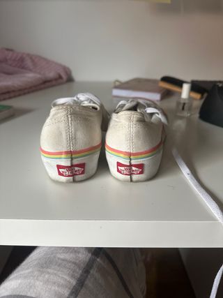 Zapatillas Vans Blancas con Detalles Arcoíris