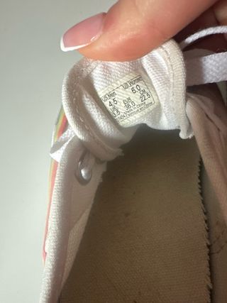 Zapatillas Vans Blancas con Detalles Arcoíris