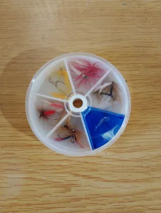 Cajas de moscas de pesca variadas
