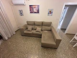 Sofá chaise longue beige + 2 taburetes