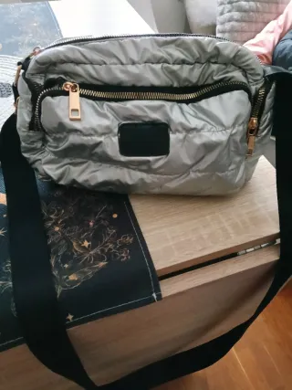 Bolso plateado acolchado