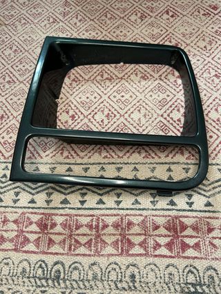 Bisel marco izquierdo faro Jeep Cherokee 80-90