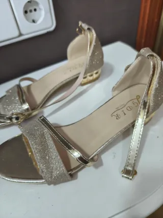 Sandalias doradas brillantes tacón bajo