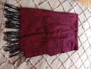 Pashmina roja y negra con flecos