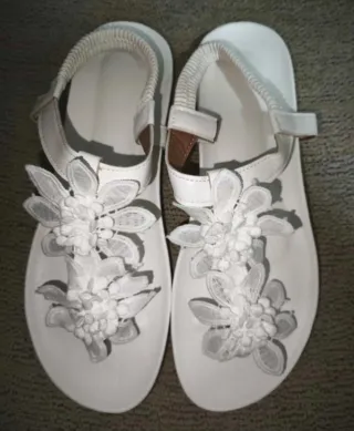 Sandalias blancas con flores