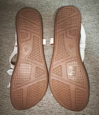 Sandalias blancas con flores