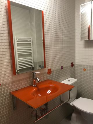 Lavabo de cristal naranja con espejo
