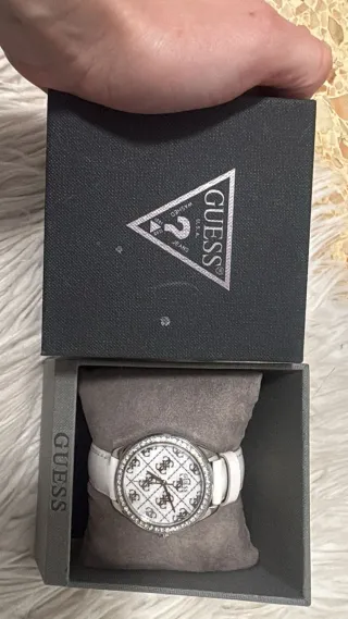 Reloj Guess Blanco y Plateado