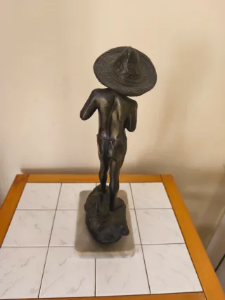 Scultura in bronzo di ragazzo pescatore