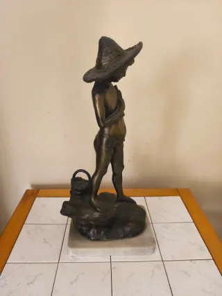 Scultura in bronzo di ragazzo pescatore