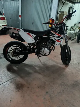 Rieju MRT 125cc Supermotard Roja y Blanca