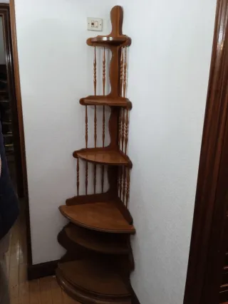 Estantería esquinera de madera