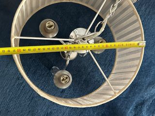 Lámpara de techo plateada y blanca