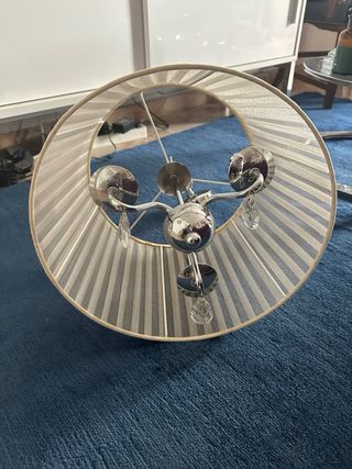 Lámpara de techo plateada y blanca