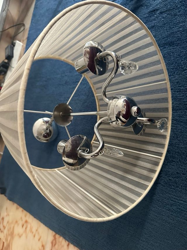 Lámpara de techo plateada y blanca