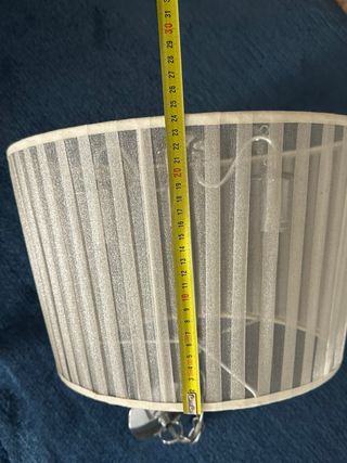 Lámpara de techo plateada y blanca