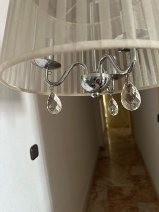 Lámpara de techo plateada y blanca