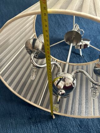 Lámpara de techo plateada y blanca