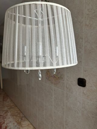 Lámpara de techo plateada y blanca